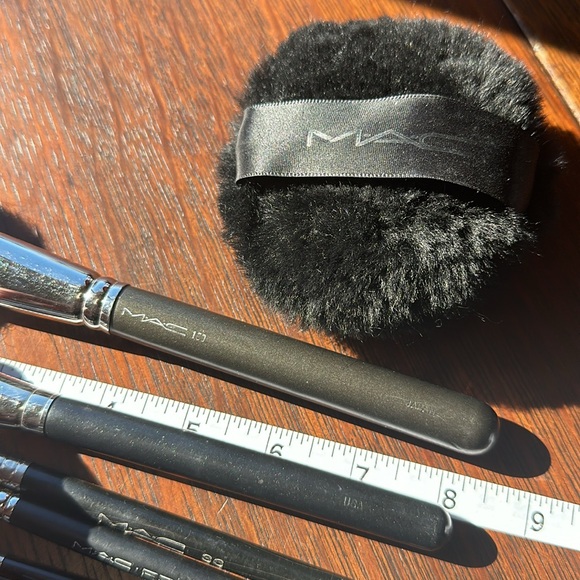 5 MAC brushes + 1 MAC body powder puffer + 2 SHU UEMURA + 1 Guerlains. 10 total - Picture 7 of 15